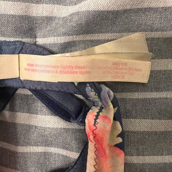 VS PINK Wear Everywhere Lightly Lined Roses Floral Bra Size 34D Navy Blue White - Picture 7 of 8